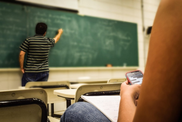 phone-classroom-pixabay.jpg