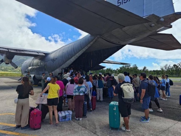 tourists-batanes-c-130.jpg