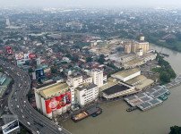 파시그 강변을 따라 늘어선 공장.jpg