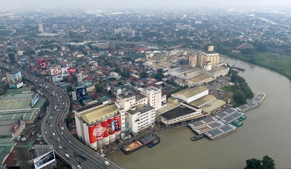 파시그 강변을 따라 늘어선 공장.jpg